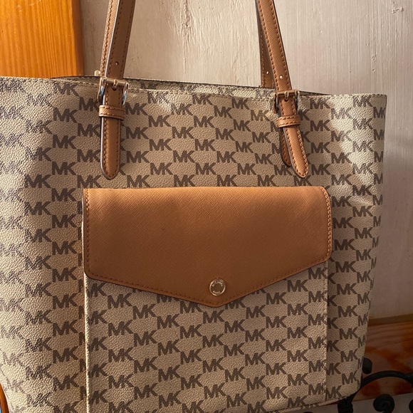 Micheal Kors tan leather purse. - Picture 1 of 4